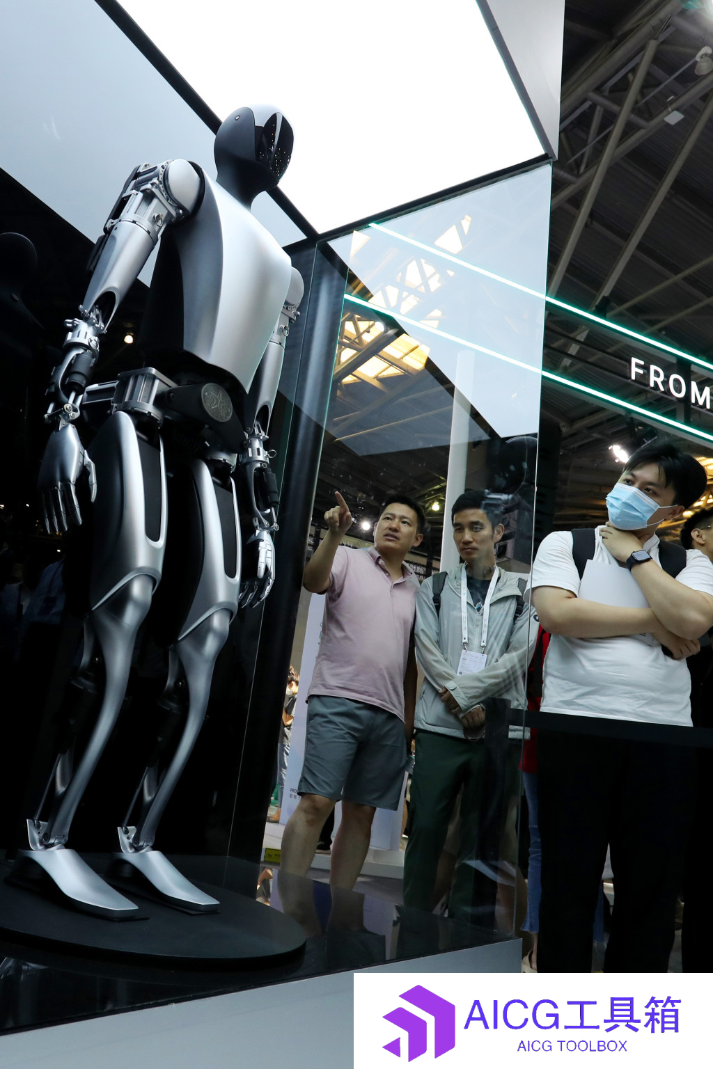 特斯拉汽车门店开始静态展示旗下“擎天柱”机器人