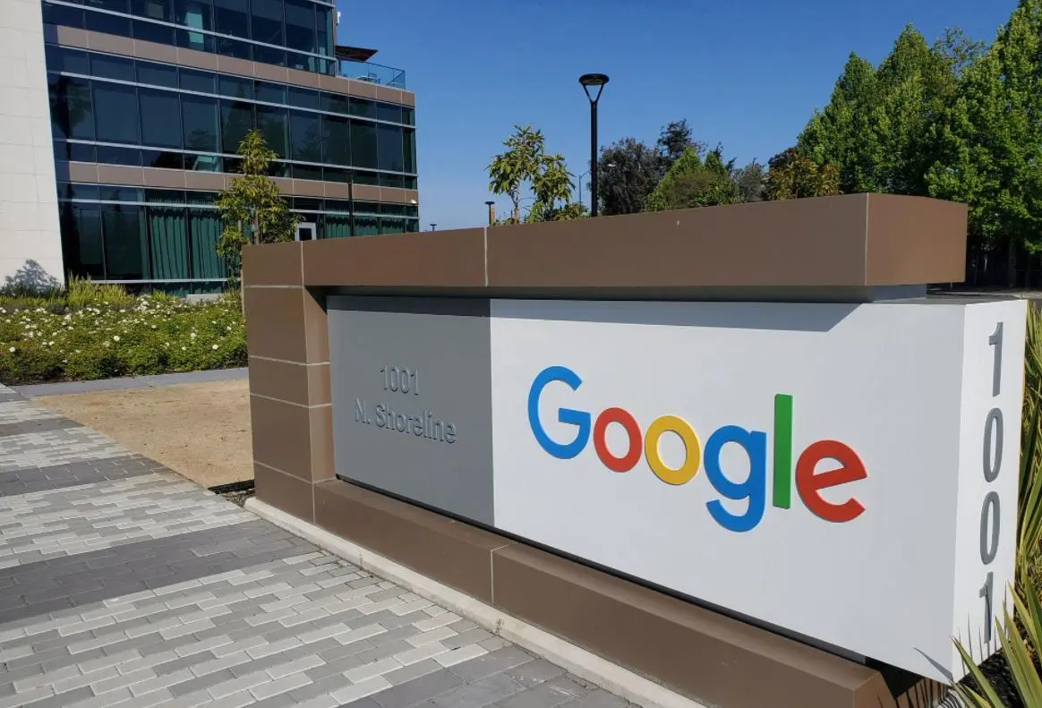 Google 要求用户允许将数据用于训练人工智能丨ChatGPT 「联网模式」暂时下线丨阿里新专利可测评并指导大模型升级