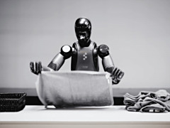 Figure人形机器人首秀灵巧手叠衣服：神经网络架构不变，只增加数据集就搞定