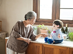 韩国给独居老人发AI玩偶，24h陪伴+健康监测